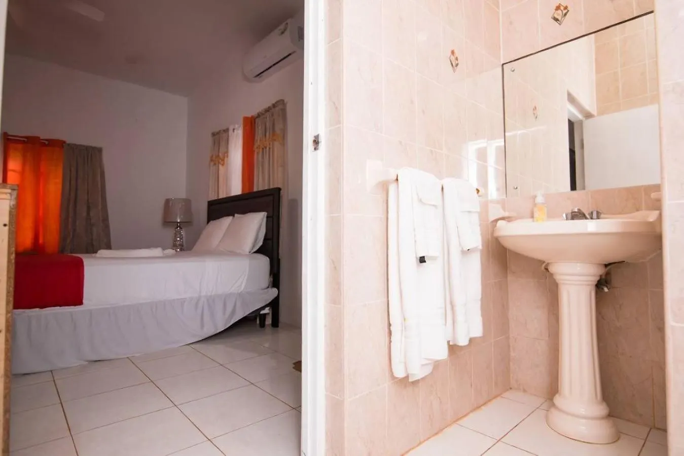 Suzette Guesthouse Accommodations Св. Марии