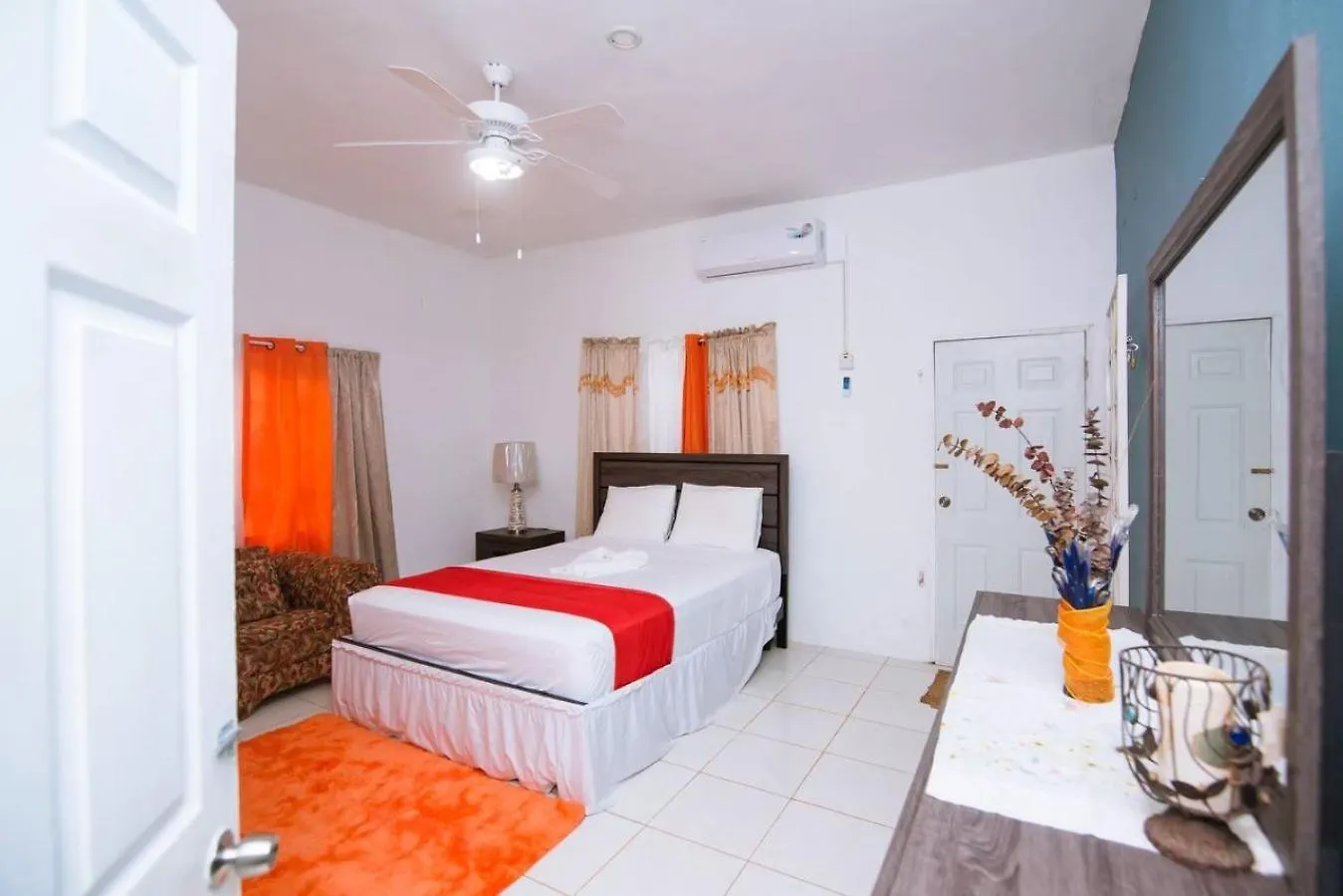 Suzette Guesthouse Accommodations Св. Марии